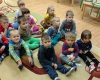 Monika Romanowska czyta orzedszkolakom wSuchej