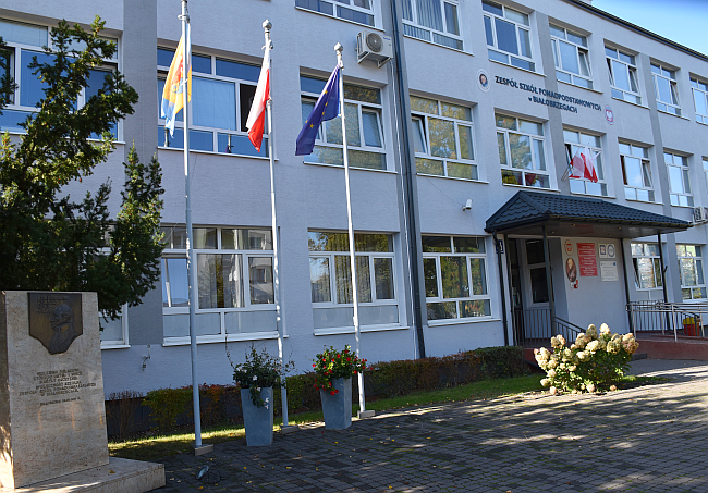 Budynek szkoły od frontu